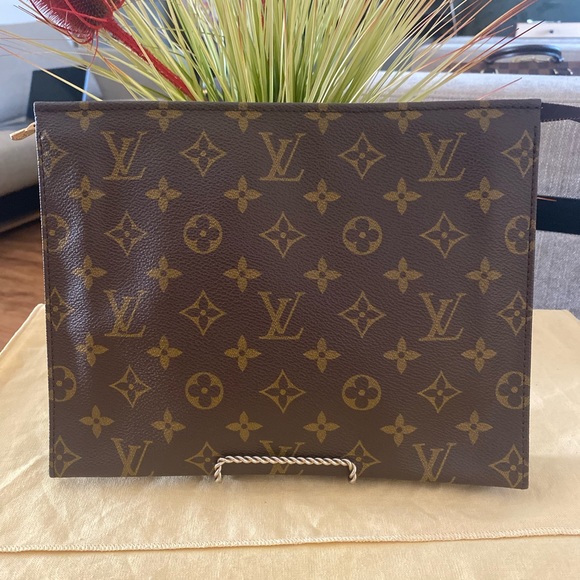 LV Toiletry 26 Monogram - Picture 2 of 15